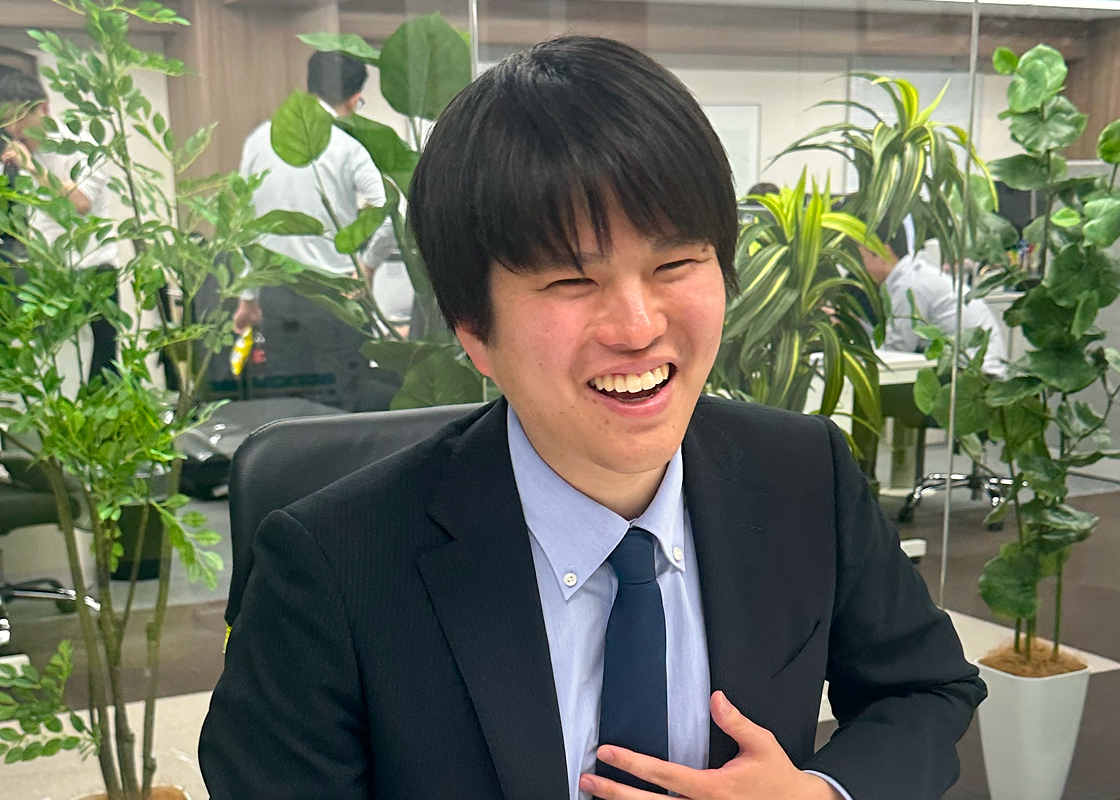 笑顔の若手社員